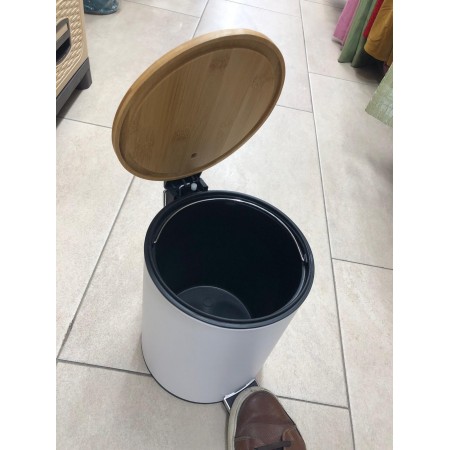 طقم سلات مهملات معدن غطا خشب ابيض قطعتين 5لتر + 20لتر طقم سلات مهملات معدن غطا خشب ابيض قطعتين 5لتر + 20لتر