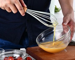 خفاقة بيض سيليكون مع يد خشب بامبو