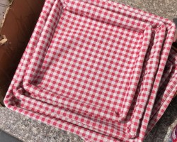 طقم صواني قش 3 قطع مربع - بيضاوي مع وجه قماش رتان احمر طقم صواني قش 3 قطع مربع - بيضاوي مع وجه قماش رتان احمر