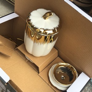 طقم سكريات بهارات بورسلان ابيض مع حز ذهبي وستاند طقم سكريات بهارات بورسلان ابيض مع حز ذهبي وستاند