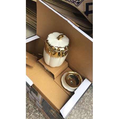 طقم سكريات بهارات بورسلان ابيض مع حز ذهبي وستاند طقم سكريات بهارات بورسلان ابيض مع حز ذهبي وستاند