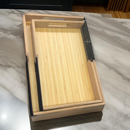 طقم صواني خشب بامبو مع معدن ذهبي شبك مع ايدي داخلية قطعتين 2-4