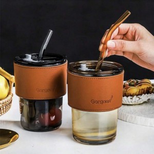 ماغ زجاج Liberte مع اطار جلد بني مع مصاصة حجم 350 مل مع قفل مطاط ماغ زجاج Liberte مع اطار جلد بني مع مصاصة حجم 350 مل مع قفل مطاط