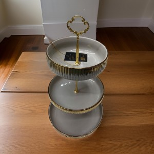 مضيفة بورسلان 3 طبقة ابيض مذهب من الاعلى مموج