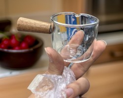 صحن للصوصات من الزجاج الشفاف مع يد بامبو