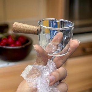 صحن للصوصات من الزجاج الشفاف مع يد بامبو صحن للصوصات من الزجاج الشفاف مع يد بامبو