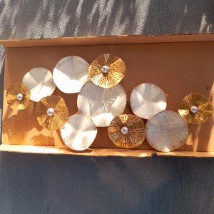 برواز معدن ذهبي مع لولو ابيض كبير برواز معدن ذهبي مع لولو ابيض كبير