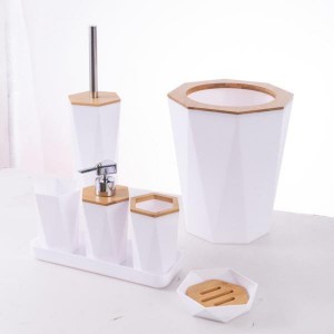 طقم حمام بلاستيك ثماني مع غطا بامبو 7 قطع سله مع فرشاة ومصابن