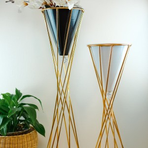 طقم شمعدان مثلث تركي قطعتين زاوية قمع ابيض اطار قمع متعاكس ذهبي بيوتر