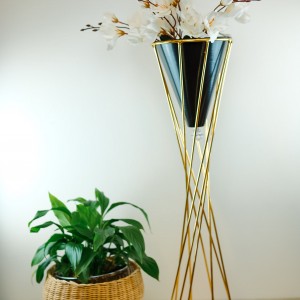 طقم شمعدان مثلث تركي قطعتين زاوية قمع ابيض اطار قمع متعاكس ذهبي بيوتر