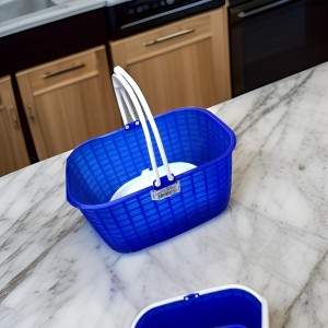 صندوق رحلات مع يد بلاستيك وغطاء