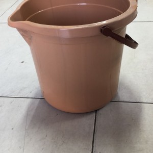 سطل / دلو ماء بلاستيك 13لتر يد بلاستيك مع شفة