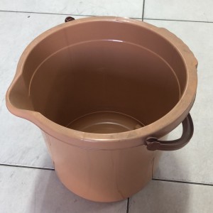 سطل / دلو ماء بلاستيك 13لتر يد بلاستيك مع شفة