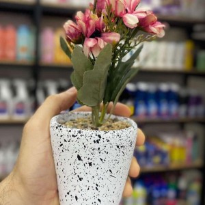 قوار ابيض مع نمش اسود