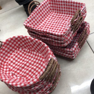 سلة قش مستطيل / بيضاوي مع وجه ملون مربعات احمر و ابيض ريتان مجدول