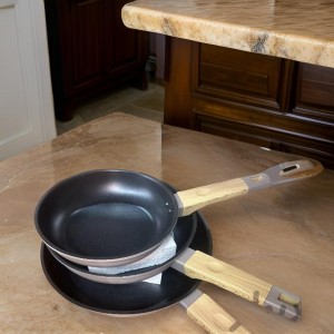 قلاية جرانيت BAROLY مع ايدي خشبية بامبو نمرة 28