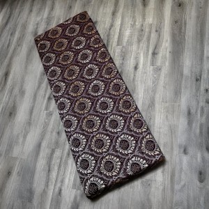 مخمل لورا مقصب خمري وجه خارجي لفرشة اسفنج ارضية مقاس 175 × 76 سم