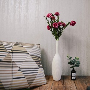 مزهرية سيراميك ابيض محزز شكل قنينه