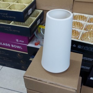 مزهرية ابيض محزز بورسلان مزهرية ابيض محزز بورسلان