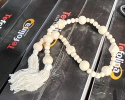 مسبحه خشب ديكور 80 سم مع شراشيب من الاطراف بني وبيج