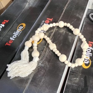 مسبحه خشب ديكور 80 سم مع شراشيب من الاطراف بني وبيج