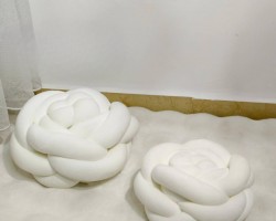 طابة كاشنز ديكور مجدول عجل مخمل شكل وردة وسط قطر 23سم مخدة مسطحة