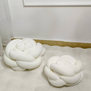 طابة كاشنز ديكور مجدول عجل مخمل شكل وردة وسط قطر 23سم مخدة مسطحة