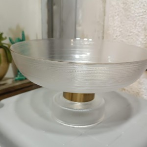 جاط فواكه زجاج برجل مذهب قطر 24 سم ارتفاع 12 سم محزز حيف ذهبي