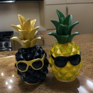 تحفة اناناس مع نظارة ابيض - اسود - اصفر مع تاج ذهبي حجم وسط