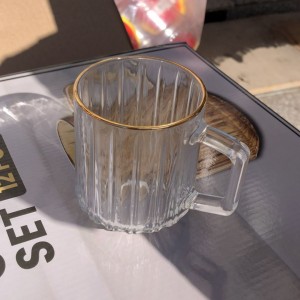 طقم ماج زجاج مع يد محزز مع حز ذهبي 12 قطعة طقم ماج زجاج مع يد محزز مع حز ذهبي 12 قطعة