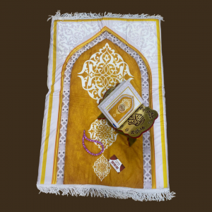 طقم سجادة صلاة مبطن مع قران ومسحبة واذكار بكج