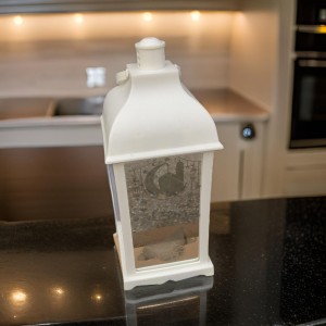 فانوس ذهبي بلاستيك ابيض مربع شكل مع حمالة وزجاج مثلج سادة