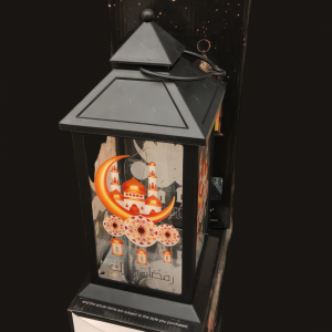 فانوس اسود بلاستيك اسود شكل كوخ من الاعلى مع حمالة وزجاج سادة ملون رمضان