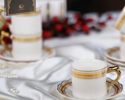طقم فناجين قهوة بورسلان ابيض حز مع يد ونقش من الاعلى ذهبي 12 فنجان + 12 صحن شكل وردة 