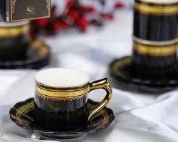 طقم فناجين قهوة بورسلان اسود حز مع يد ونقش من الاعلى ذهبي 12 فنجان + 12 صحن شكل وردة