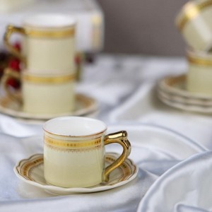 طقم فناجين قهوة بورسلان بيج حز مه يد ونقش من الاعلى ذهبي 12 + 12 قطعة طقم فناجين قهوة بورسلان بيج حز مه يد ونقش من الاعلى ذهبي 12 + 12 قطعة