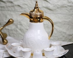 طقم دلة ثيرموس قهوة + صينية + فناجين بورسلان ابيض مرسم وردة عدد 12 فنجان - ثيرموس رأس مزخرف ويد ذهبي