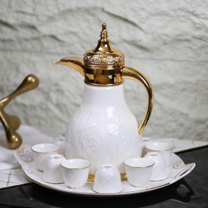 طقم دلة ثيرموس قهوة + صينية + فناجين بورسلان ابيض مرسم وردة عدد 12 فنجان - ثيرموس رأس مزخرف ويد ذهبي طقم دلة ثيرموس قهوة + صينية + فناجين بورسلان ابيض مرسم وردة عدد 12 فنجان - ثيرموس رأس مزخرف ويد ذهبي
