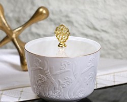 مضيفة بورسلان ابيض منقش وردة 19.5 × 31.5 سم بغطاء اكريلاك وحمالة مذهب مضيفة بورسلان ابيض منقش وردة 19.5 × 31.5 سم بغطاء اكريلاك وحمالة مذهب