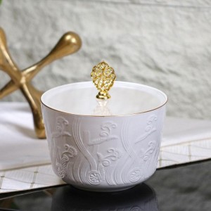 مضيفة بورسلان ابيض منقش وردة 19.5 × 31.5 سم بغطاء اكريلاك وحمالة مذهب مضيفة بورسلان ابيض منقش وردة 19.5 × 31.5 سم بغطاء اكريلاك وحمالة مذهب