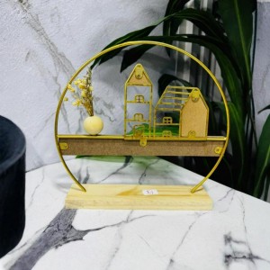 تحفة sweet home قاعدة خشبية مع طوق معدني و ووشاح خشببي ومنزل معدني قطر 25 سم