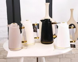 دلة ثيرموس قهوة ابيض محزز كبسة ذهبية مذهب مع يد طويل الجوهرة