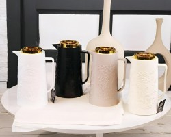 دلة ثيرموس قهوة ابيض مزخرف كبسة ذهبية مذهب مع يد الجوهرة