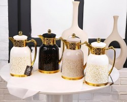 دلة ثيرموس قهوة ابيض مزخرف كبسة وعنق ذهبية مذهب مع يد ذهبية الجوهرة 