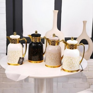 دلة ثيرموس قهوة ابيض مزخرف كبسة وعنق ذهبية مذهب مع يد ذهبية الجوهرة 