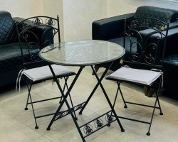 كرسي معدن اسود قابل للطي مع فرش