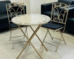 طاولة معدن كريمي قابل للطي وجه زجاج