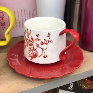ماغ مع صحن مرسم عرق ورد لون احمر