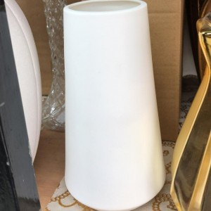 مزهرية ابيض محزز بورسلان