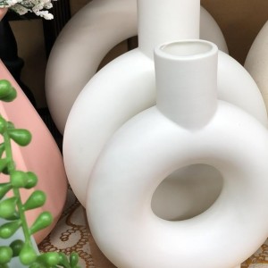 طقم تحف / مزهريات ابيض دائري بورسلان 3 قطع 7-6+7+8